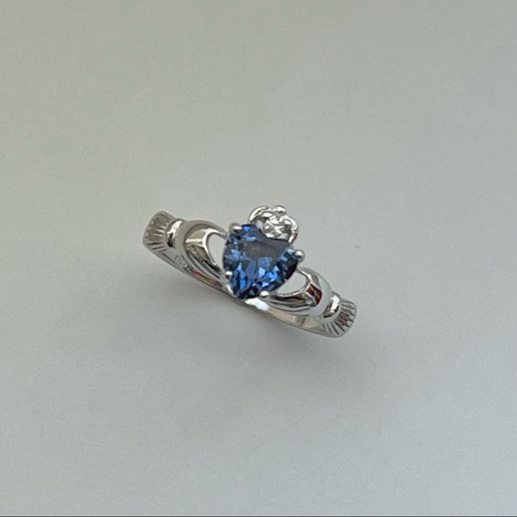 Sterling silver alexandrite(lavender) stone claddagh ring, claddagh ring, Celtic - Picture 2 of 9